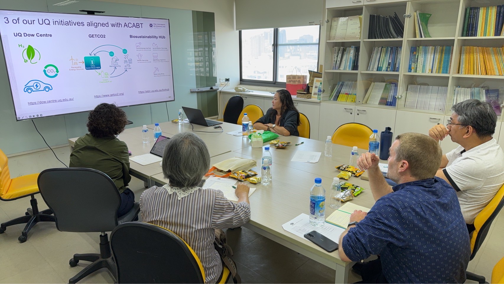 圖2：澳洲昆士蘭大學 Thomas Rufford 副教授（左一）在會中報告該校包含 GETCO2 在內與 APEC-ACABT 具合作潛力的單位，且預計後續將串連昆士蘭各學研機構，共同討論成立 APEC-ACABT 昆士蘭分會。