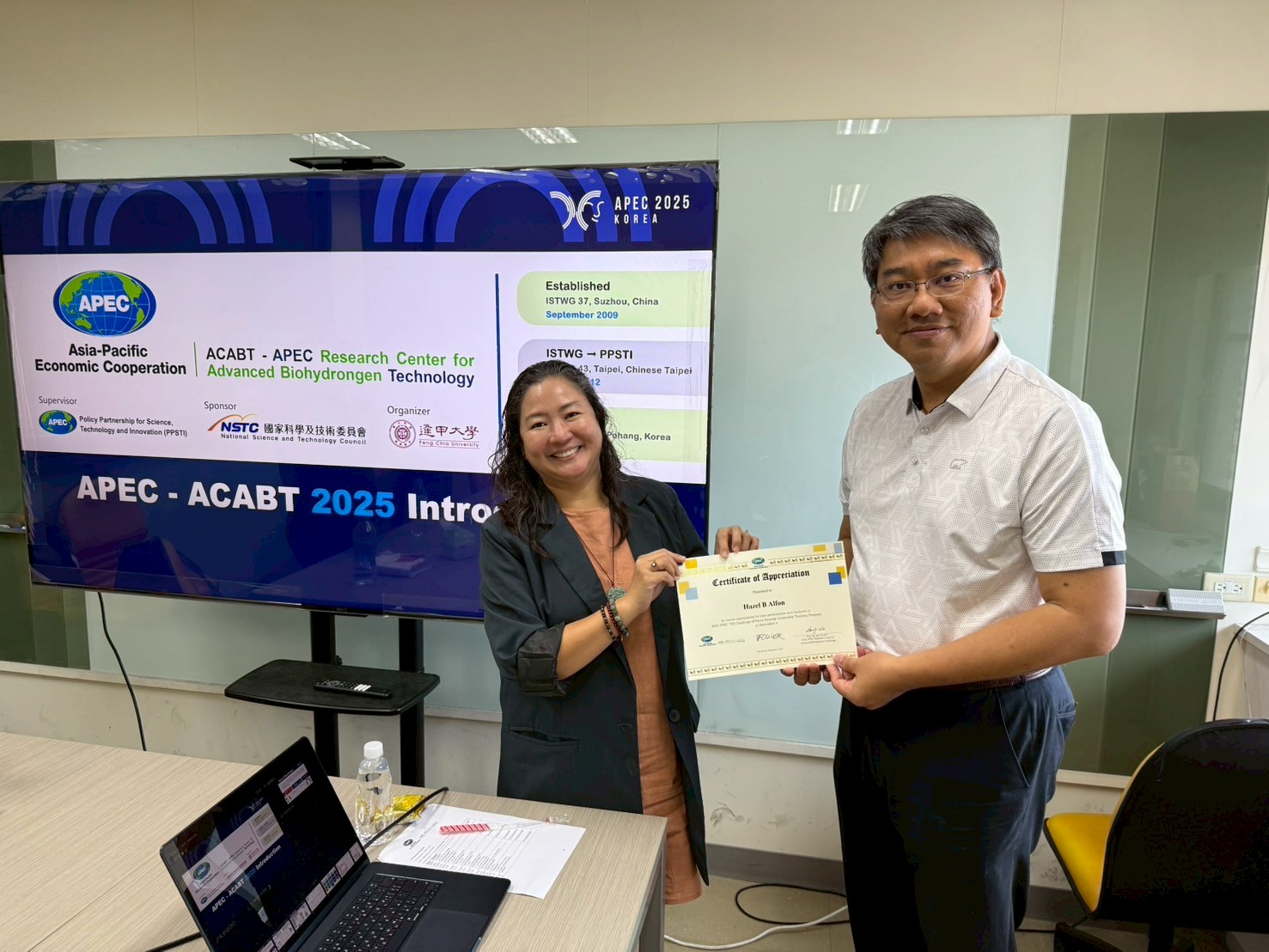 圖 3：菲律賓農業部 Hazel B. Alfon 研究員獲頒 2025 APEC YES Challenge 講員感謝函。期許未來透過菲律賓分會深化合作關係，並將持續協助輔導 YES Challenge 青年學員團隊進行創新創業方案企劃。