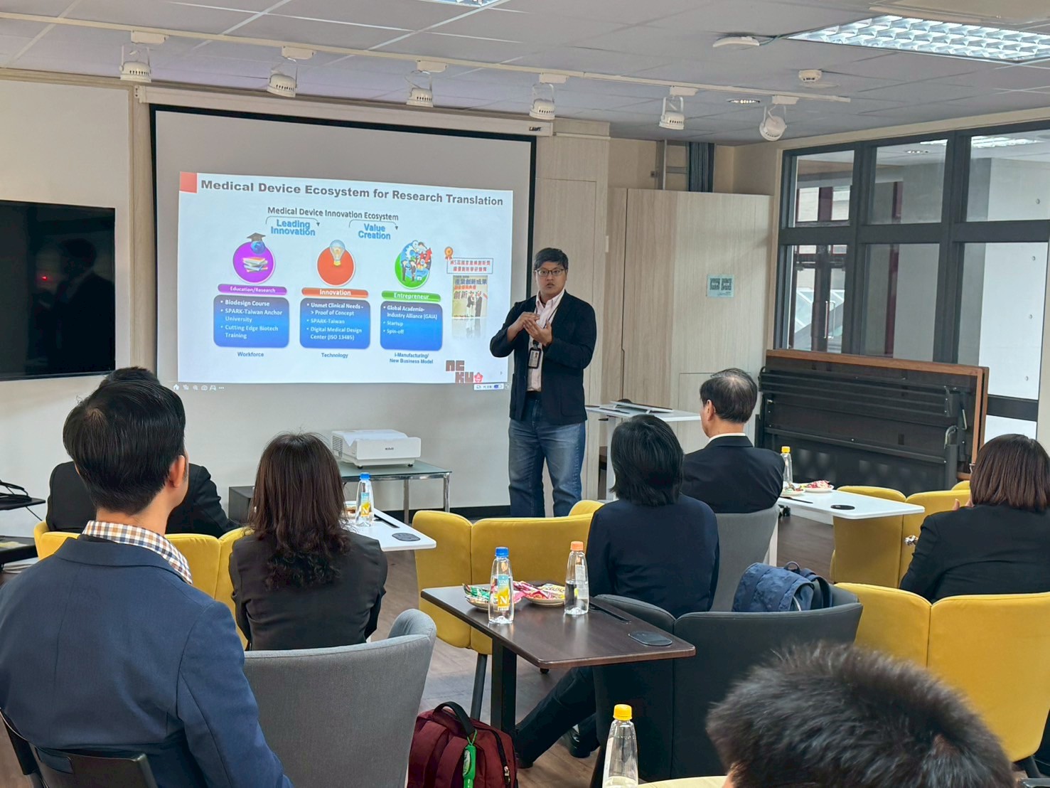 圖 3：成大醫療器材創新中心（MDIC）馬千里助理教授向泰國蘇蘭拉里理工大學代表團簡介