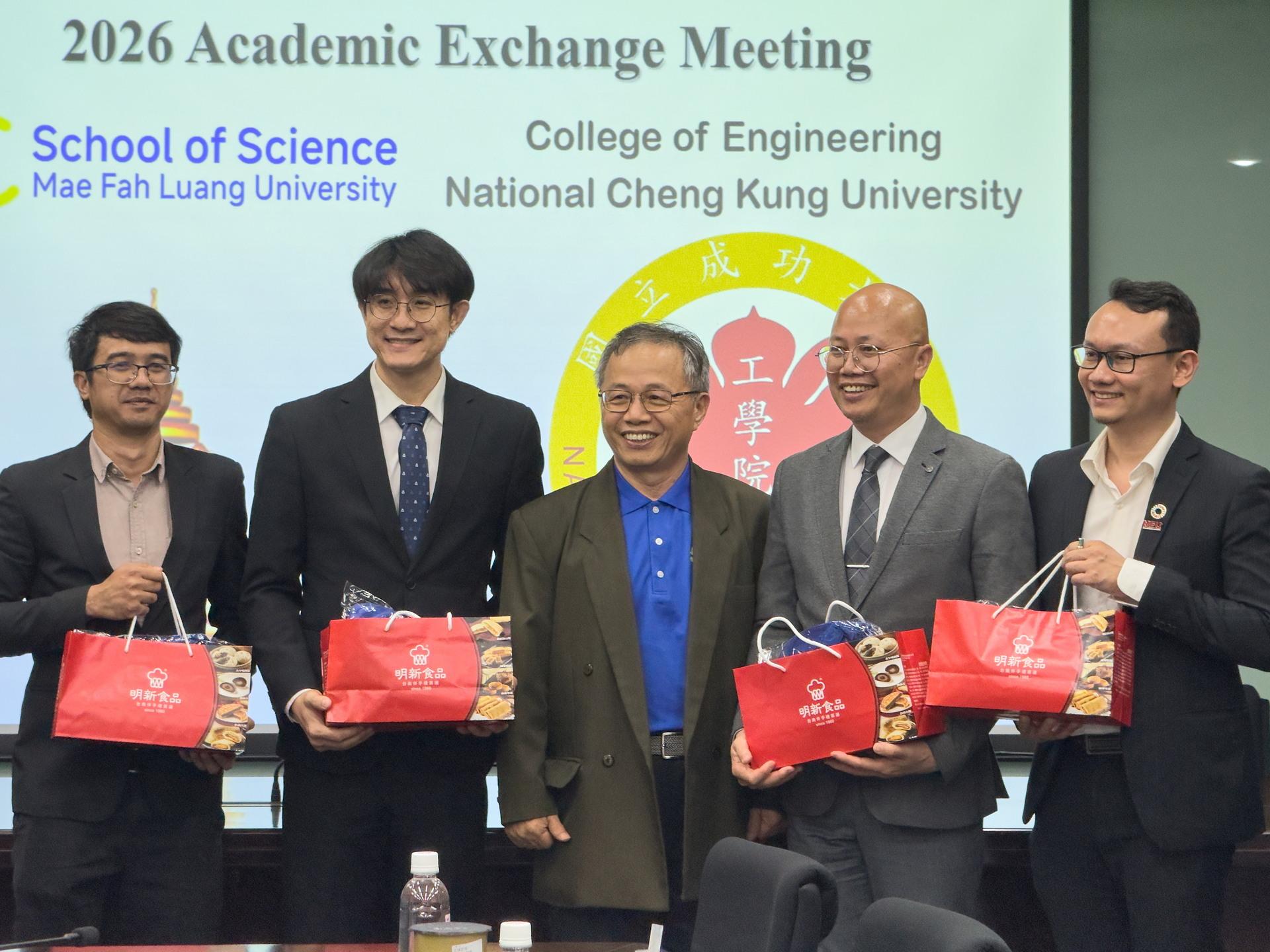 圖二：成功大學贈禮泰國清萊皇太后大學訪團