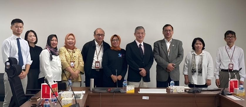 逢甲大學吳石乙教授代表與 Indonesia Fuel Cell and Hydrogen Energy (IFHE) 簽署國際合作宣言的圖片